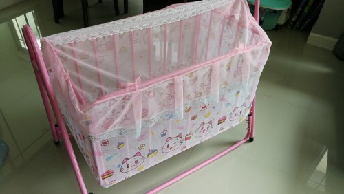ส่งต่อเปลนอนทารก 300 บาท สภาพเกือบ100% น้องไม่ค่อยนอนคะ