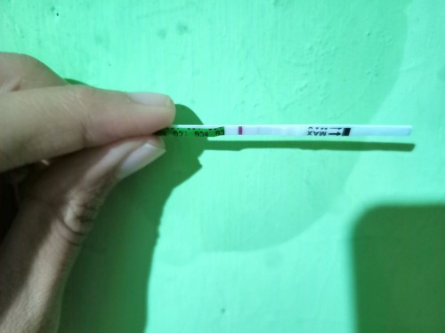 hpht 15 november 2022, telat 1 minggu saya tespack garis 2 samar. Apakah ini tanda² kehamilan bun?