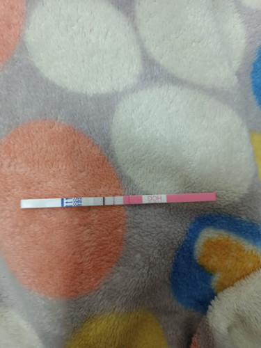 เราพึ่งตรวจเจอ2ขีดเมื่อวานก่อนถ้านับจากประจำเดือนครั้งล่าสุดประมาณ 5 week 6 วัน ยังไม่ได้ฝากเลยค่ะ