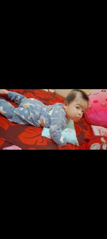Bayi 3 bulan kalo tummy time pake bantal mau angkat kepala, kalau gak ada bantal males angkat kepala
