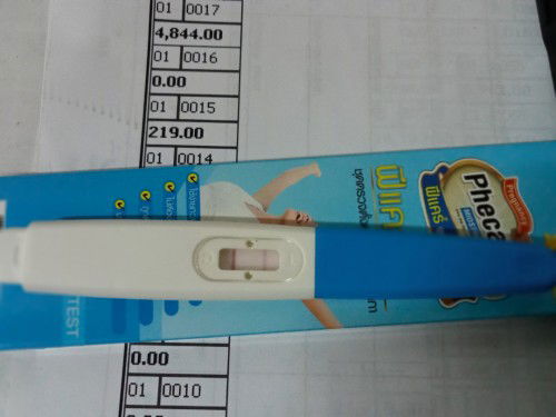 พอดีตรวจแล้วขึ้น2ขีด ประจำเดือนไม่มา1เดือนคะ  ยังไม่ไปพบหมอ  แล้วตอนนี้มีเลือดซึมออกมา อันตรายไหมคะ