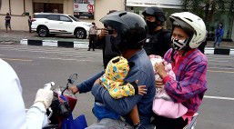 Bayi 5 bulan dibawa naik motor