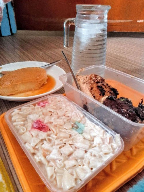 Cake,salad, malamig na tubig