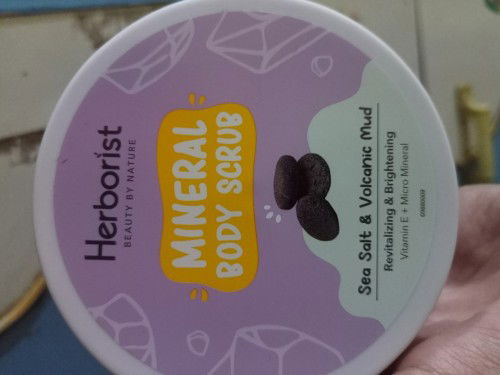 Bumil pakai body scrub