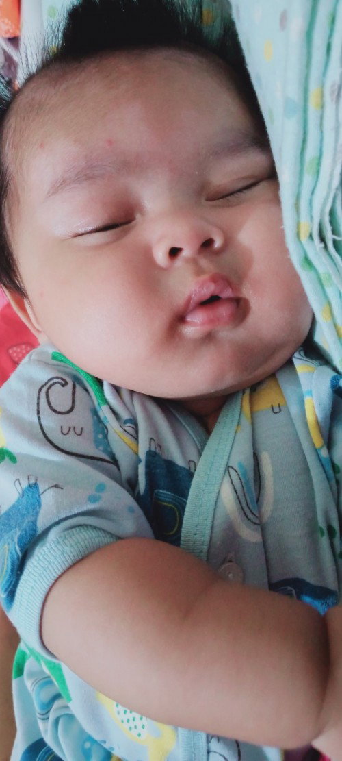 Bayi 3 bulan 20 hari tidur miring
