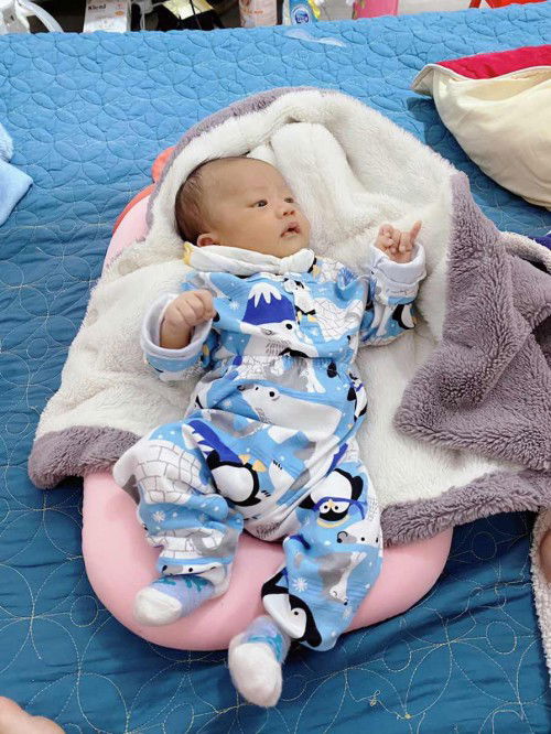 Bé nhà em nay được 1 tháng rưỡi cân nặng 4,2kg lúc sinh được 2,8kg bây giờ như này có nhẹ quá k ạ