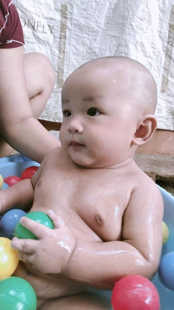 Di sini ada yang sama ga bun bayi 5bulan 18 hari belum bisa berguling tengureb pun kalo lama males