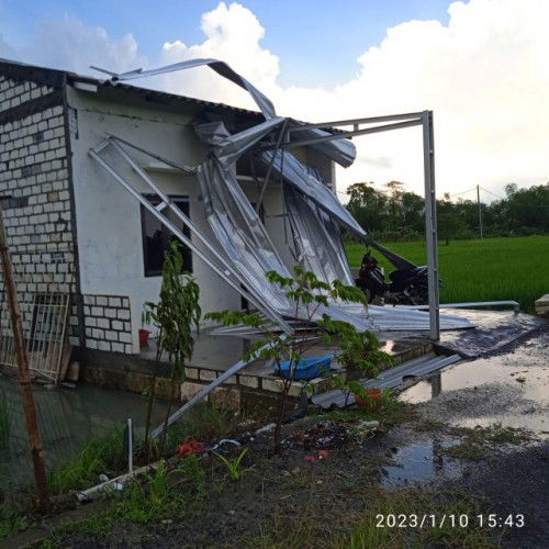 Rumah rusak akibat hujan deras dan angin kencang