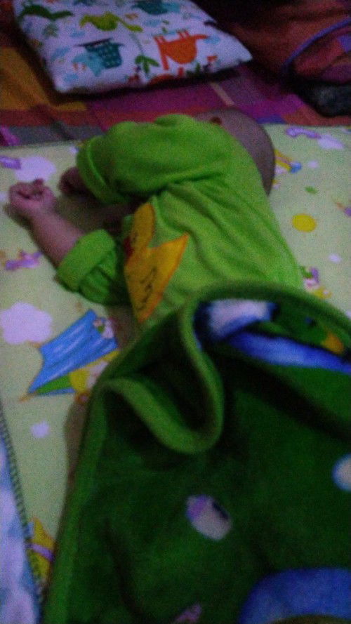 Bayi 3 bulan tidur miring