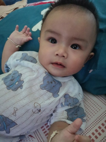 ลูกชาย 5 เดือน 21 วัน ชอบมือเท้าออกเหงื่อ ทำให้มือเหนี่ยวเท้าเหนี่ยวทั้งวันเลย เป็นเพราะอะไร