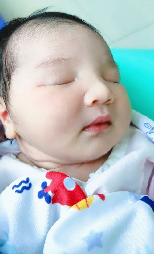 แตกแล้วคะแม่ๆ ออกก่อนหมอนัด37w5d หนูผู้หญิงคะ ติดตามแม่ๆบ้านอื่นตลอด จนวันนี้ถึงคิวตัวเองแล้ว 🥰🥰