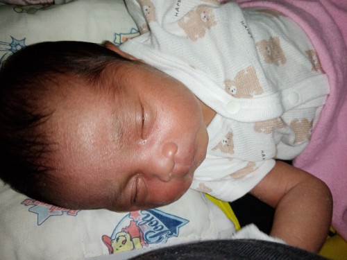 Natural lng po b any kulay ng balat ng baby q Hindi po ksi nwwala pmumula ng mukha 2 weeks plng cia