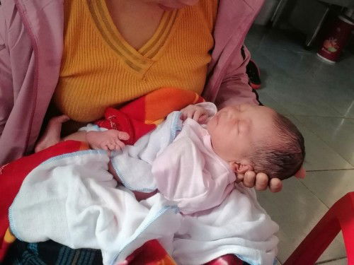 E chào đời 9/01/2023
Sáng 4:50p'...
...chào mừng thiên thần 
Bé nhỏ của ba mẹ🥰🥰😋