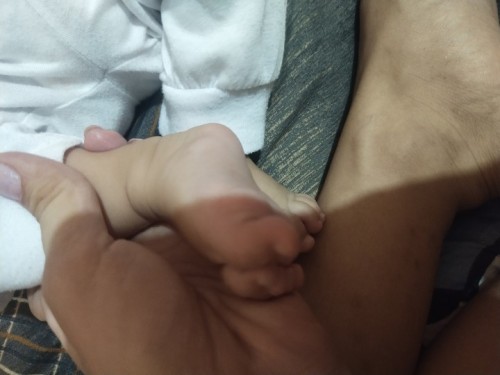 Mga mommy ask ko lang po ano to sa paa ni baby ? Parang bukol sya pero malambot po