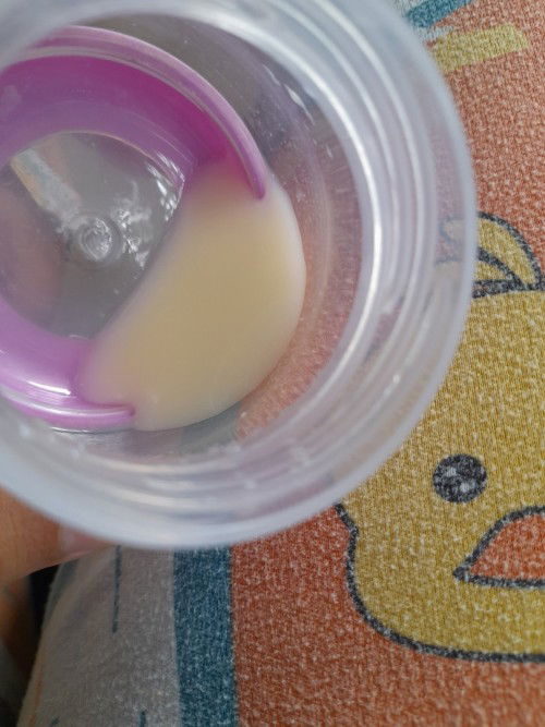 Asi sedikit gelap 
Bun asiku kok warnanya sdkit gelap ya? Ini trmasuk kolostrum nggk bun?