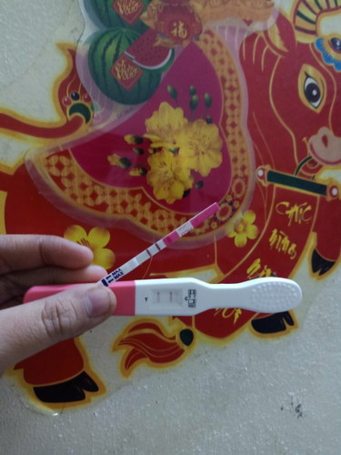 E mới thử que lên2v nhưng e lại vẫn đang đặt vòng các mom cho e hỏi có vấn đề gì không ạ