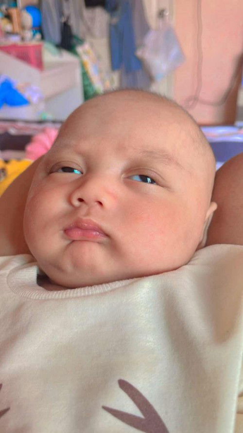 น้อง2เดือนควรมีน้ำหนักประมาณเท่าไรค่ะ นมควรกินกี่ออนค่ะ ตอนนี้มือนึงน้องกินประมาณ3-4ออน แต่กว่าจะตื่นมากินครั้งนึงห่างกันประมาณ