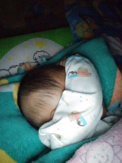 น้อง3เดือนชอบนอนเอามือก่ายหน้าผาก