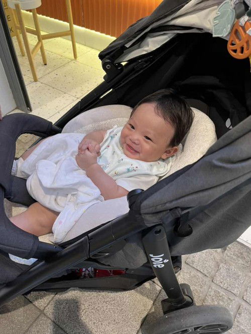 ทารกเอามือมาจับกัน