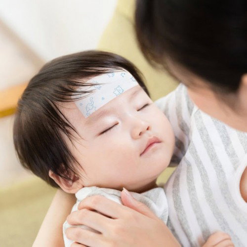 Trẻ sơ sinh dùng miếng dán hạ sốt được không
