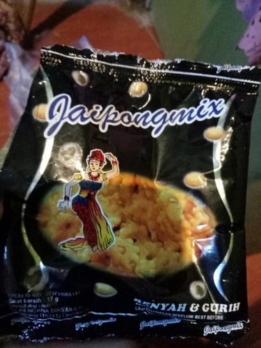 Udah abis 2 Bks.. baru liat kalo cemilan ini gak boleh d konsumsi bumil... Bunda ada yg prnh mkn ini