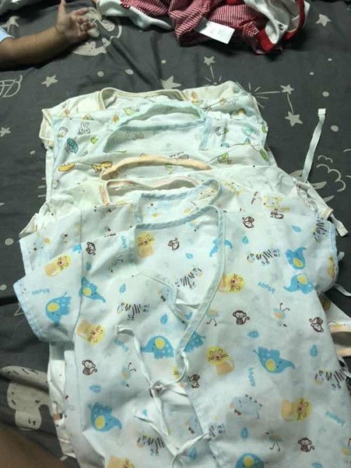 ขายเสื้อผูกหน้าเด็กแรกเกิดถึง3เดือนค่ะ