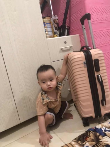 Bé 16th rưỡi hay đeo mẹ , làm sao để bé bớt đeo ạ , em cứ đứng dậy là đi theo ko thấy là khóc ạ