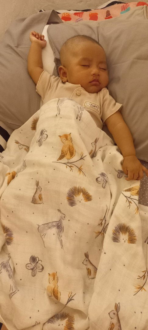 Bayi tidur di babtal orang dewasa