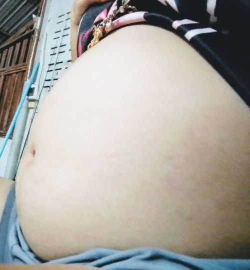 เวลาใส่เสื้อหรือกางเกงท้องแม่คนไหนไม่ออกมั้งคะแต่ว่าถกเสื้อถ่ายรูปลงเฟสท้องใหญ่มั้งคะ