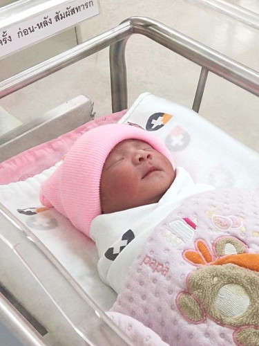 แตกแล้วคร้า 36 W 3 D
น้องเมรินทร์ ลูกสาวพ่อบอล แม่สาว
คลอด 16/02/66 นน. 2,740 กรัม
บล็อคหลังผ่าคลอด