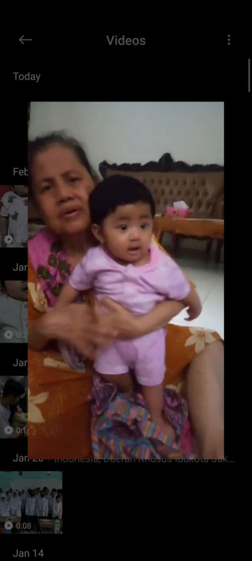 Bayi 4bulanan minta diberdiriin terus