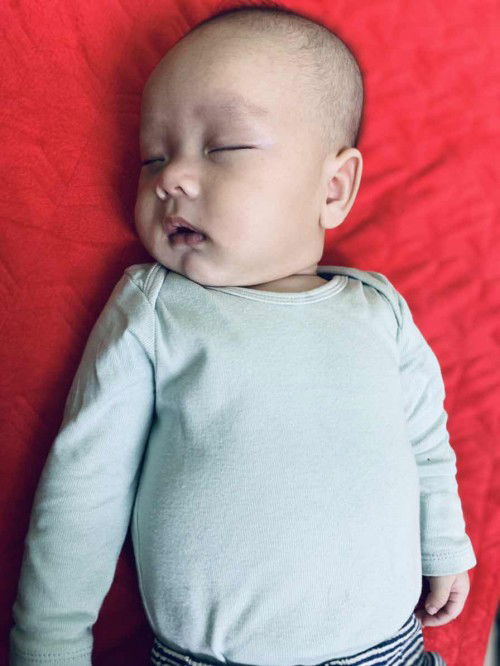 Bé nhà e 3 tháng 5,8kg 59cm có đủ cân k các mẹ