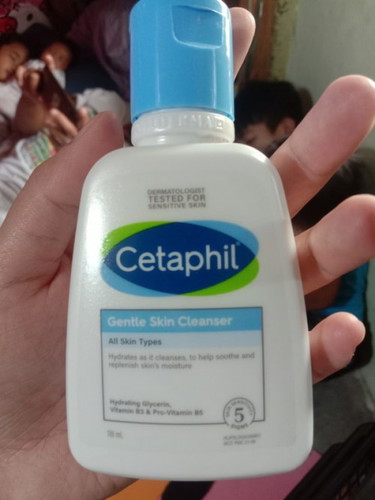 Hello po sana po may makasagot ganito po ba ung skin cleanser na pwede kay baby para sa baby acne?