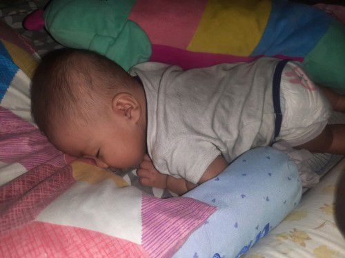 Okay lang po ba nakadapa ang baby matulog? 5 months old na po.