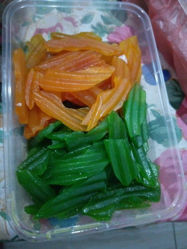 Makan manisan pepaya