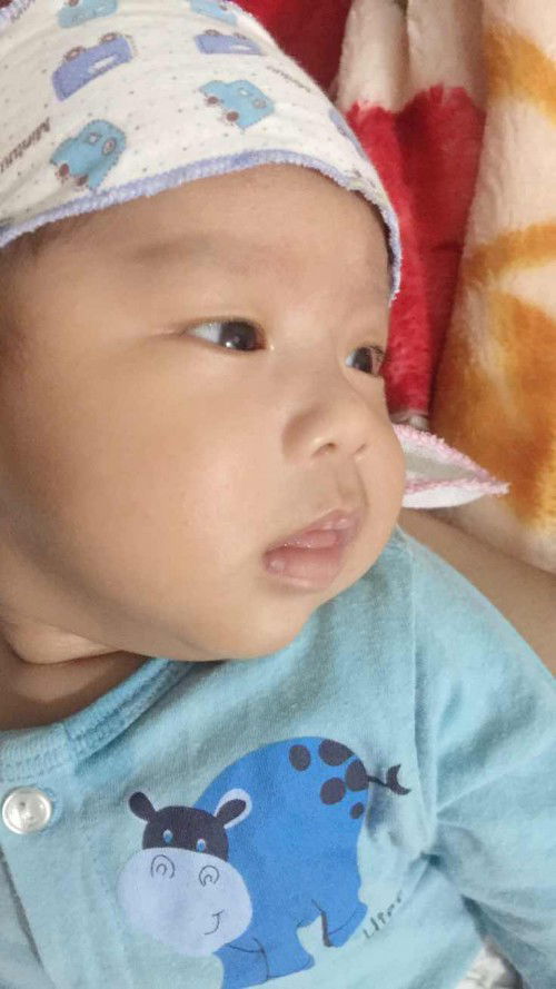 Bé nhà em 2th3 ngày bé thở khò khè có dịch mũi thì làm gì để bé hết ạ?