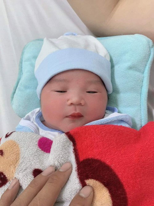 E bé 39w2d nặng 3kg4 me sanh thường không rạch ạ