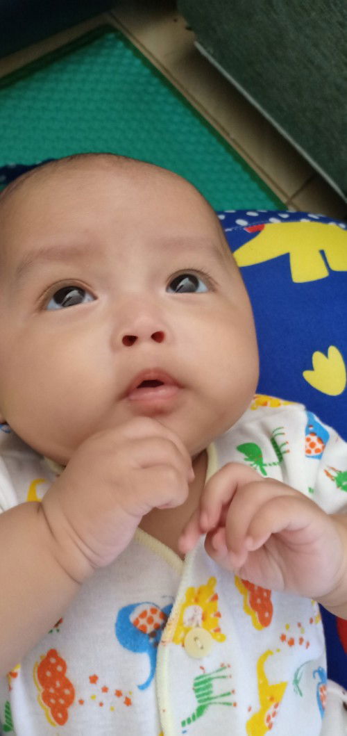 mata anak ada titik merah