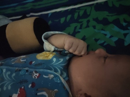 Baby ngemut tangan