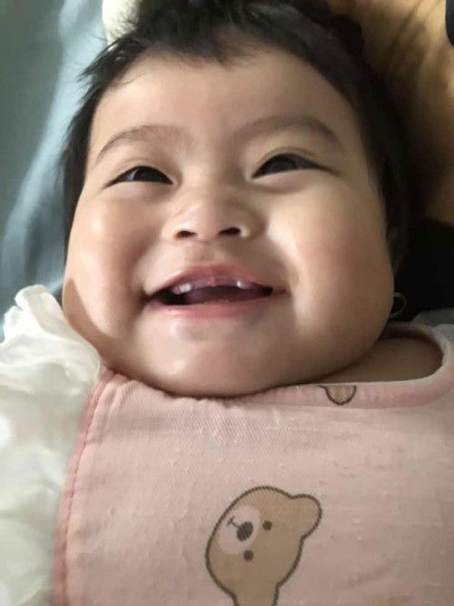 Bé 9m mọc 4 cái răng