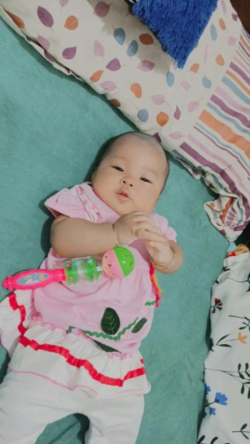 Bayi BB 6,8 usia 4 bulan+ belum bisa miring sendiri .. kalo kakinya dibantu nyilang dia baru bisa