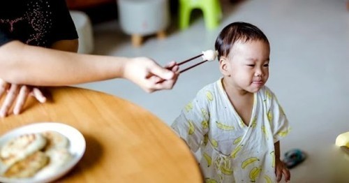 Tác hại khi vừa cho bé đi chơi vừa ăn