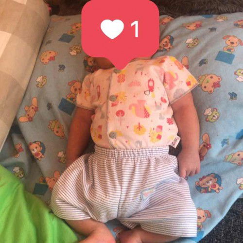 Bayi tidur di bantal