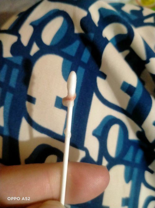 Trong ghèn mũi của con có dính tí máu như hình có sao k ạ