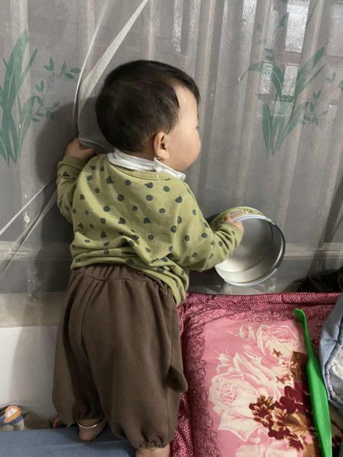 Em bé  đã thành công thích tắm