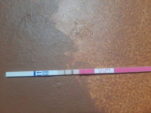 Bun ini beneran positif gak ya ?
Telat 5 hri tespek samar dan telat 10 hri jelas tpi garisnya tipis