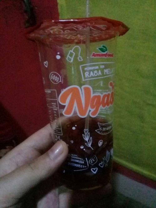 Minum minuman kemasan