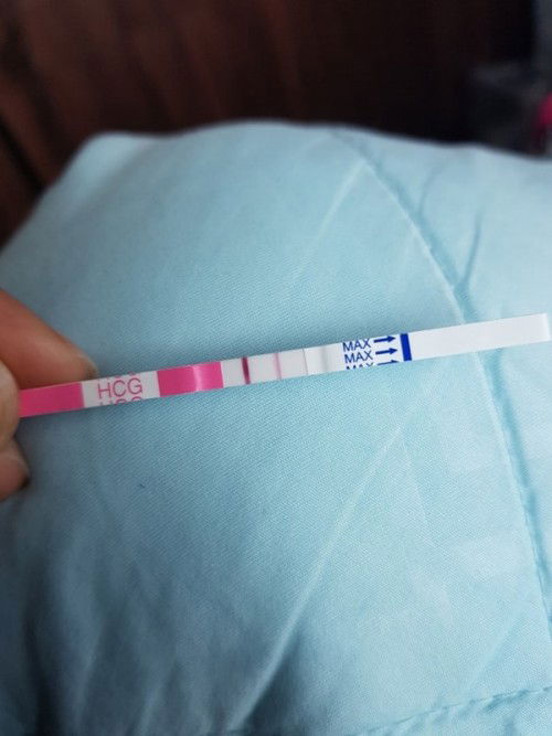 ท้อง 5w 4d มีเลือดสีน้ำตาลออก แล้วหายไป วันถัดมา ตกขาวสีน้ำตาล พอตกกลางคืนวันถัดมา เลือดออกอีก