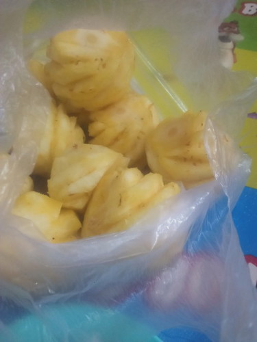Nanas makan nanas