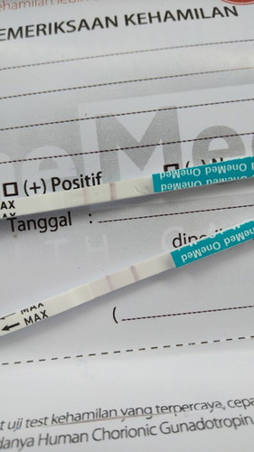 Saya udah telat 3 hari bund trus saya tespeck hasil y gini ....positip apa negatif y bun